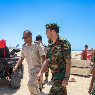 القوات البرية تسلّم معدات إنقاذ بحري لدعم السلامة على شواطئ بنغازي