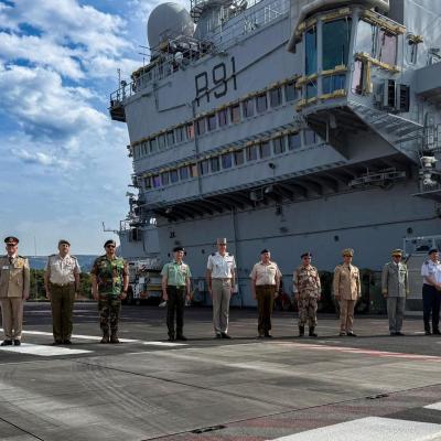 الفريق ركن صدام خليفة حفتر يزور حاملة شارل ديغول الفرنسية لتعزيز التعاون العسكري