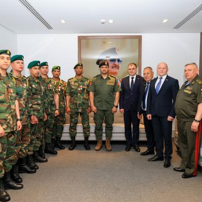 الفريق ركن صدام حفتر صدام حفتر يكرم ضباط دورة الصاعقة في بيلاروسيا بحضور وفد رسمي