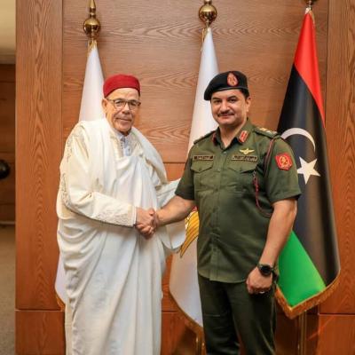 رئيس أركان القوات البرية يستقبل شيخ قبيلة المغاربة ويشيد بدورها الوطني