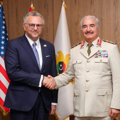 المشير خليفة حفتر يستقبل مستشار ترامب لشؤون أفريقيا ويبحث معه تعزيز التعاون الليبي-الأمريكي