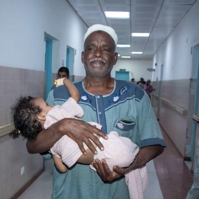 الفريق صدام حفتر يتكفل بنقل أطفال من سبها إلى بنغازي لتلقي العلاج